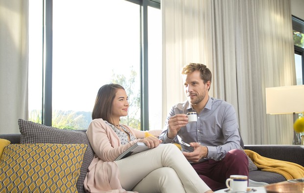 Somfy - people drinking coffee on couche