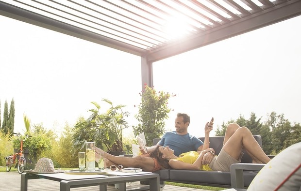 Somfy - patio pergola people