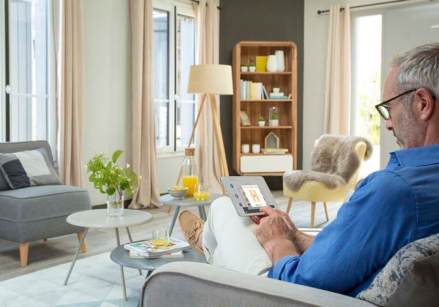 Somfy - man on chair with iPad